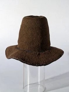  Une photo du dit chapeau, et un portrait chapeau porté. 