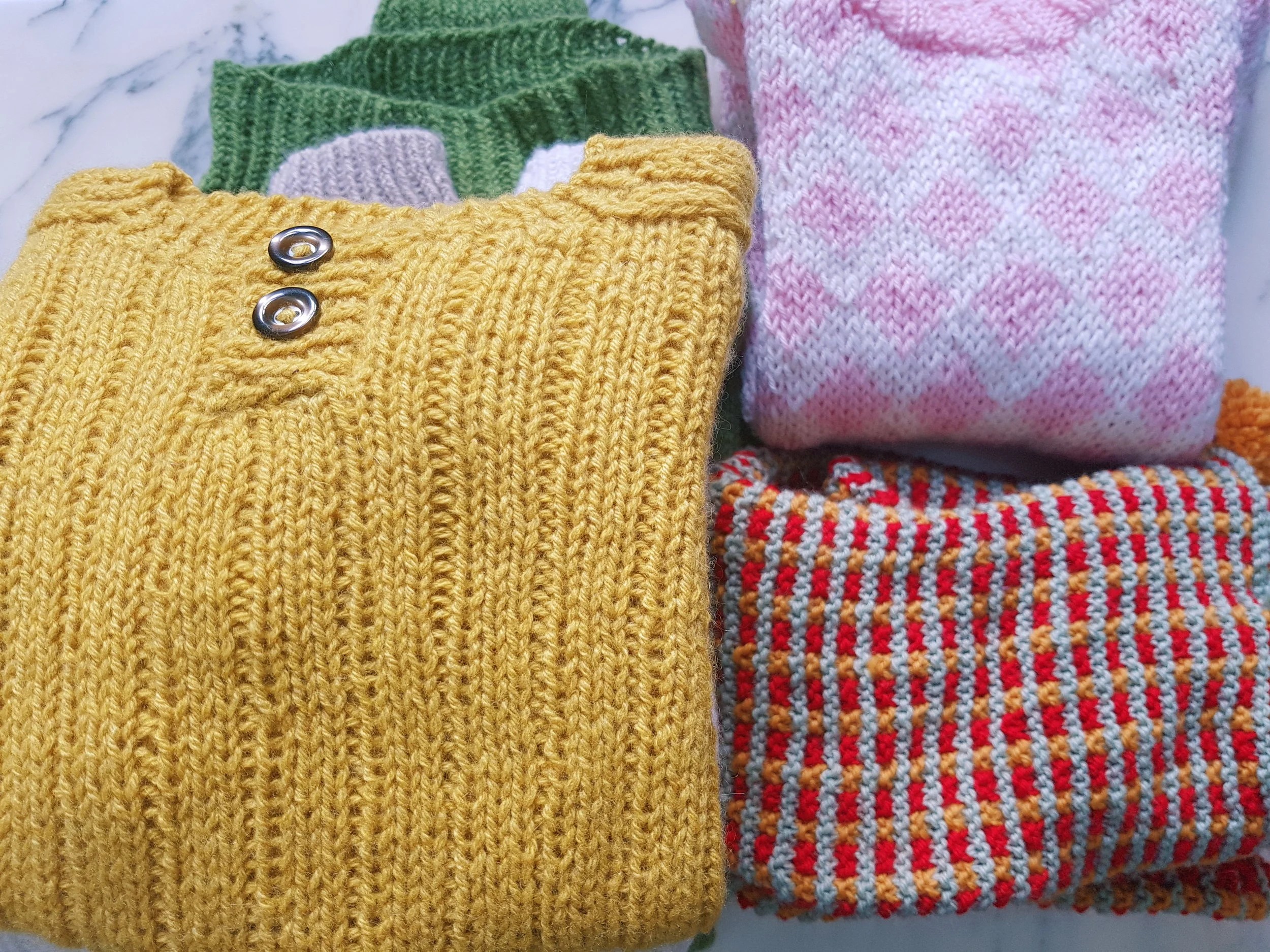  En haut à droite, du jacquard trop lâche. En bas à droite, du beau jacquard qui est beau parce que c’est ma grand-mère qui l’a tricoté. 