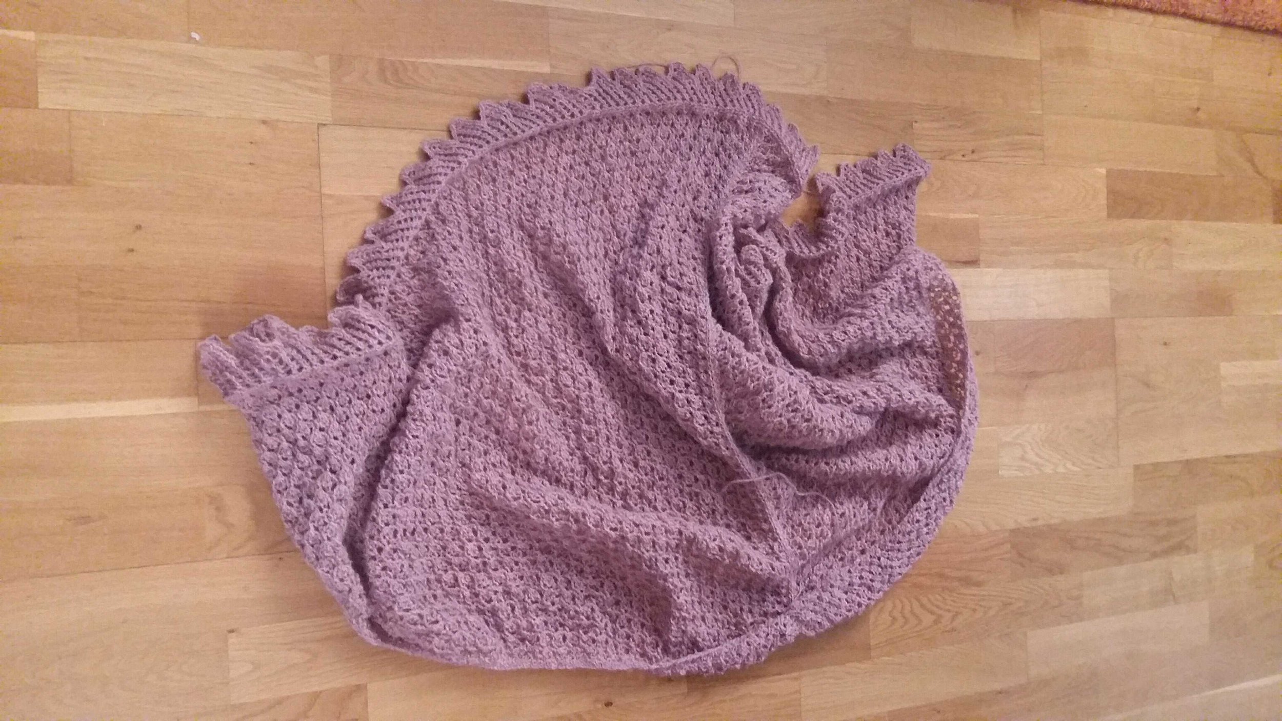  Si vous voulez faire comme Isabelle et le tricoter en Ullcentrum 2-ply, il vous faudra 3 écheveaux sur le stand de Laine des Îles et retirer 6 rangs de châle pour avoir assez de fil (sinon, en acheter 4 écheveaux) 