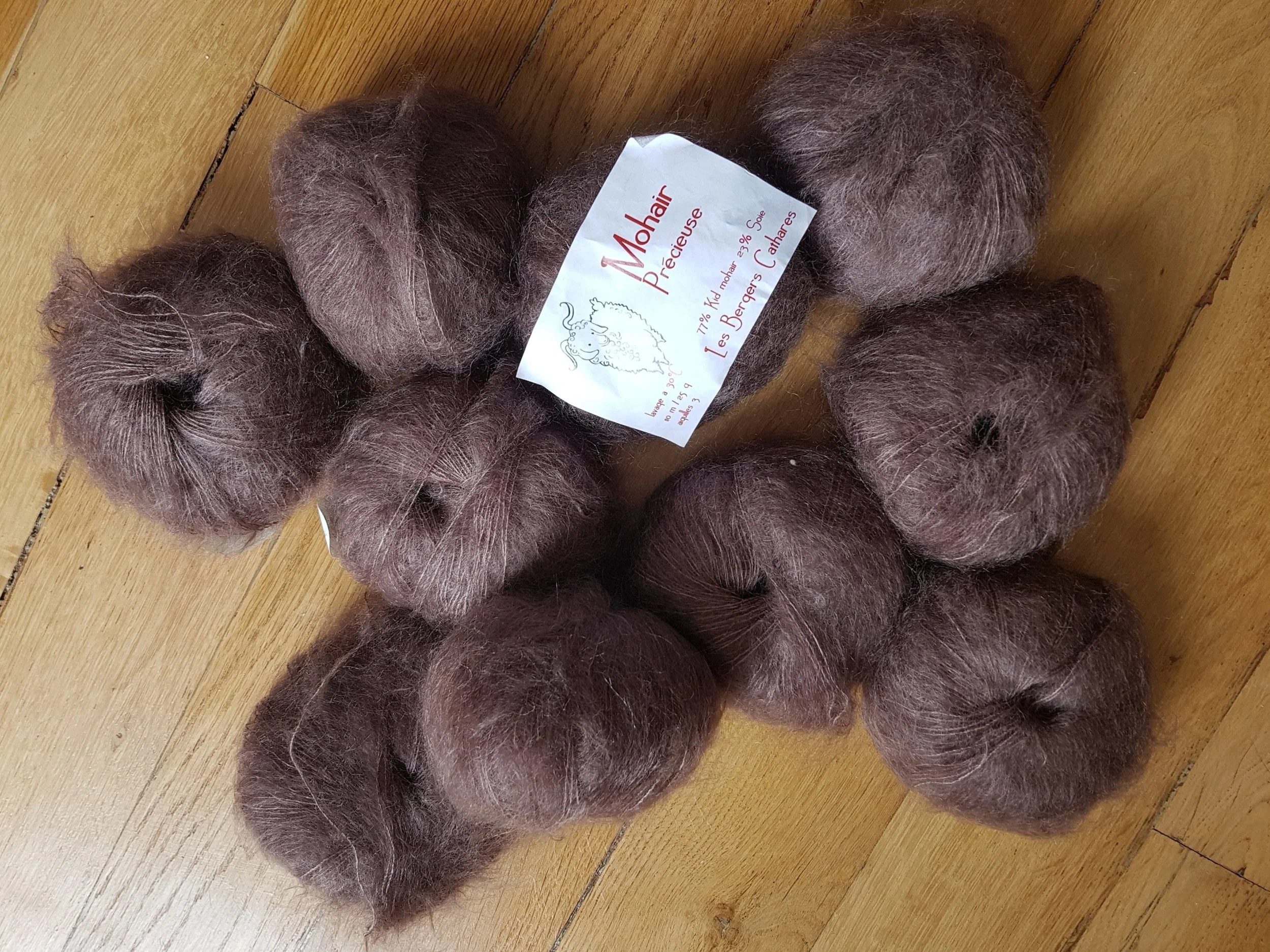  Superbes pelotes précieuses envoyées par les Bergers Cathares, qui attendent de trouver leur place dans mon emploi du temps… 