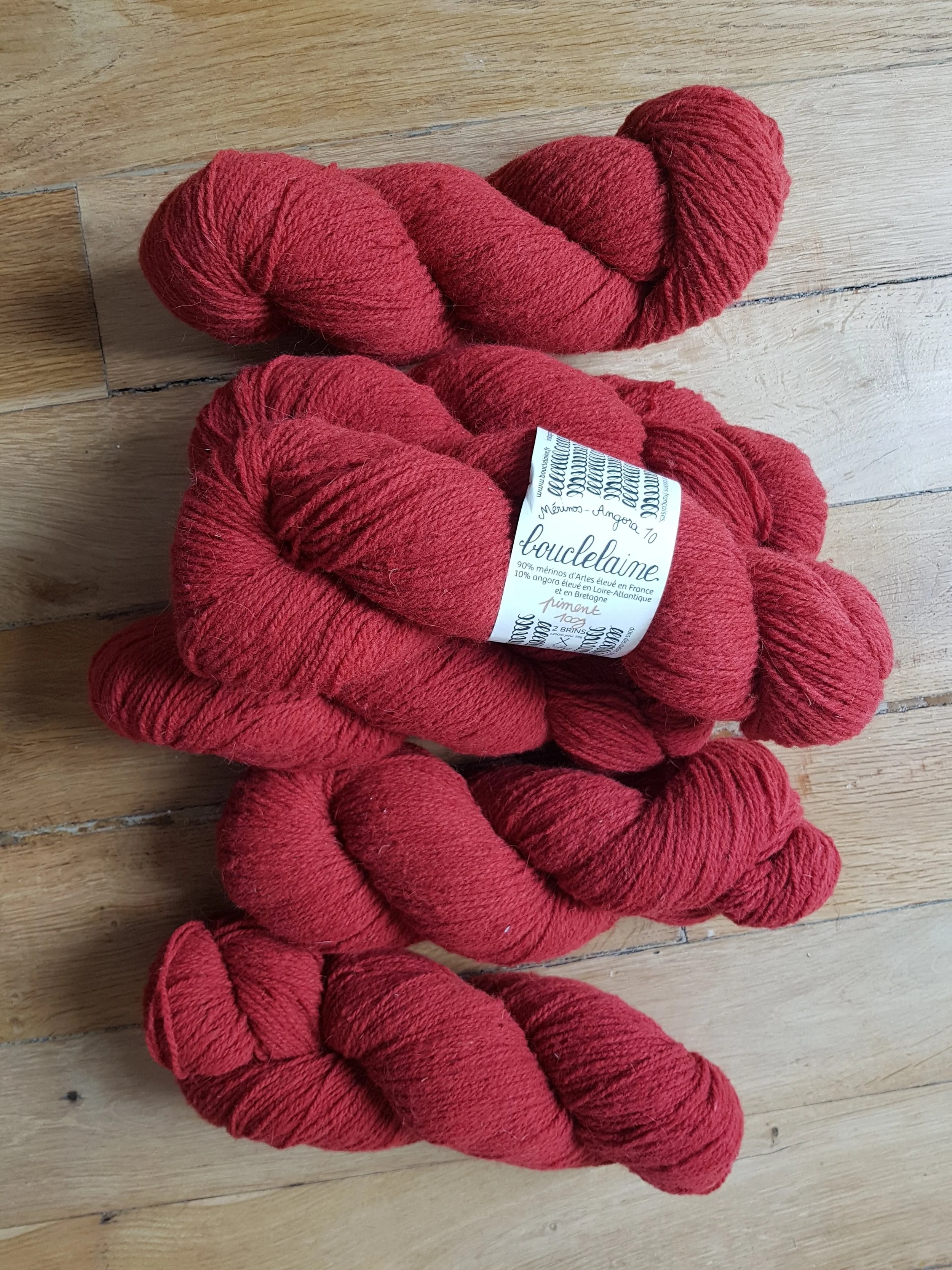  Mon dernier coup de cœur, la belle Merino Angora Bouclelaine achetée au Kint Eat… Comme je me suis un peu avancée en promettant un pull à Arnaud qui a choisi la couleur, je vais être obligée de le faire ! 