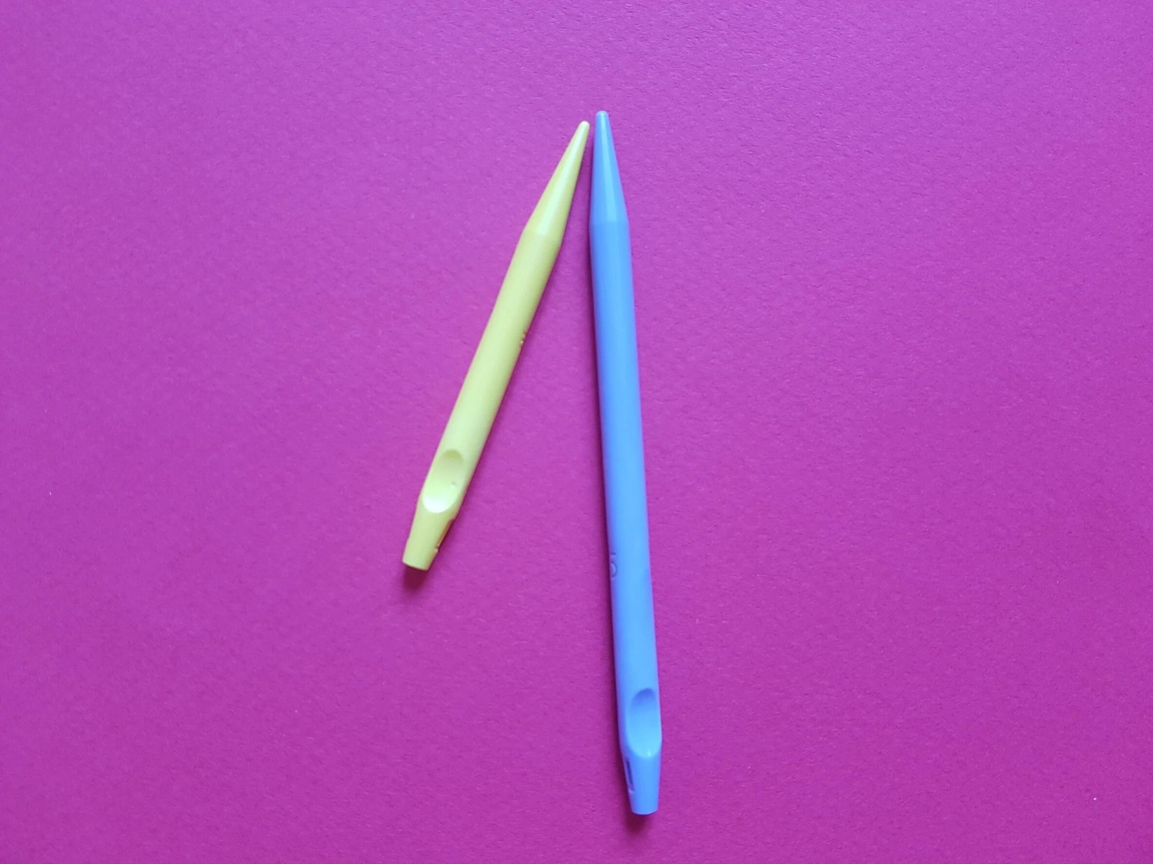  Ã gauche une pointe courte plus pointue.  