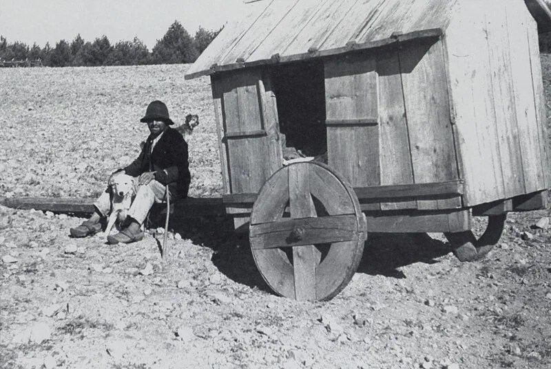  Photo d’un berger devant sa tsabone à Saugues, prise par l’ethnologue Pierre Nauton. Hier le dessin était de Monique Félix pour le livre “La laine du mouton”. 