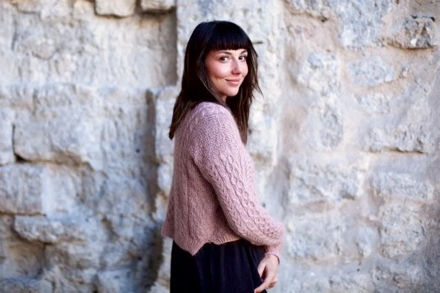  Le Nore Sweater de Marion, ample et court à torsades qui se tricote avec un fil d’alpaga mohair et un fil d’alpaga soie, accompagné de ses chaussettes assorties 