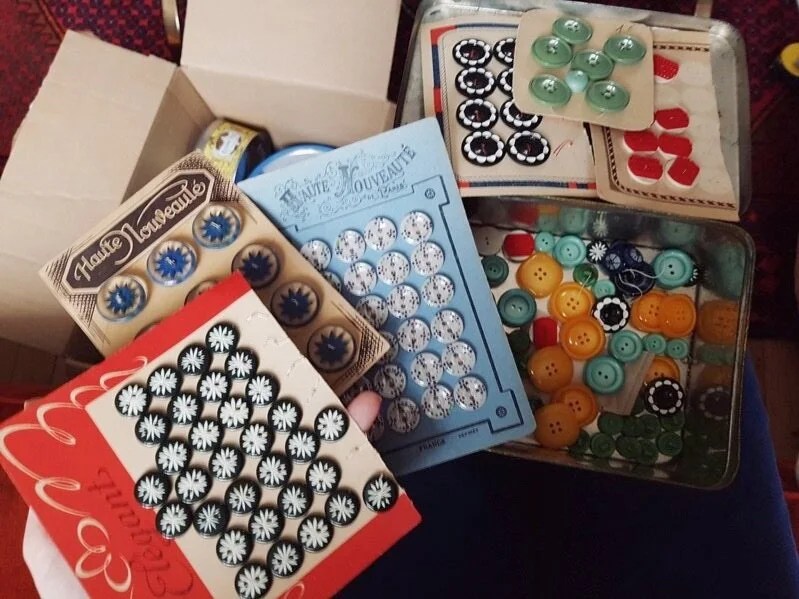  Les plaques de boutons du marché aux puces 