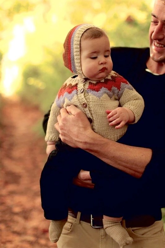  Le petit cardigan Troubadour pour bébé et enfant de Nadia avec son béguin assorti, tricoté en mérinos 
