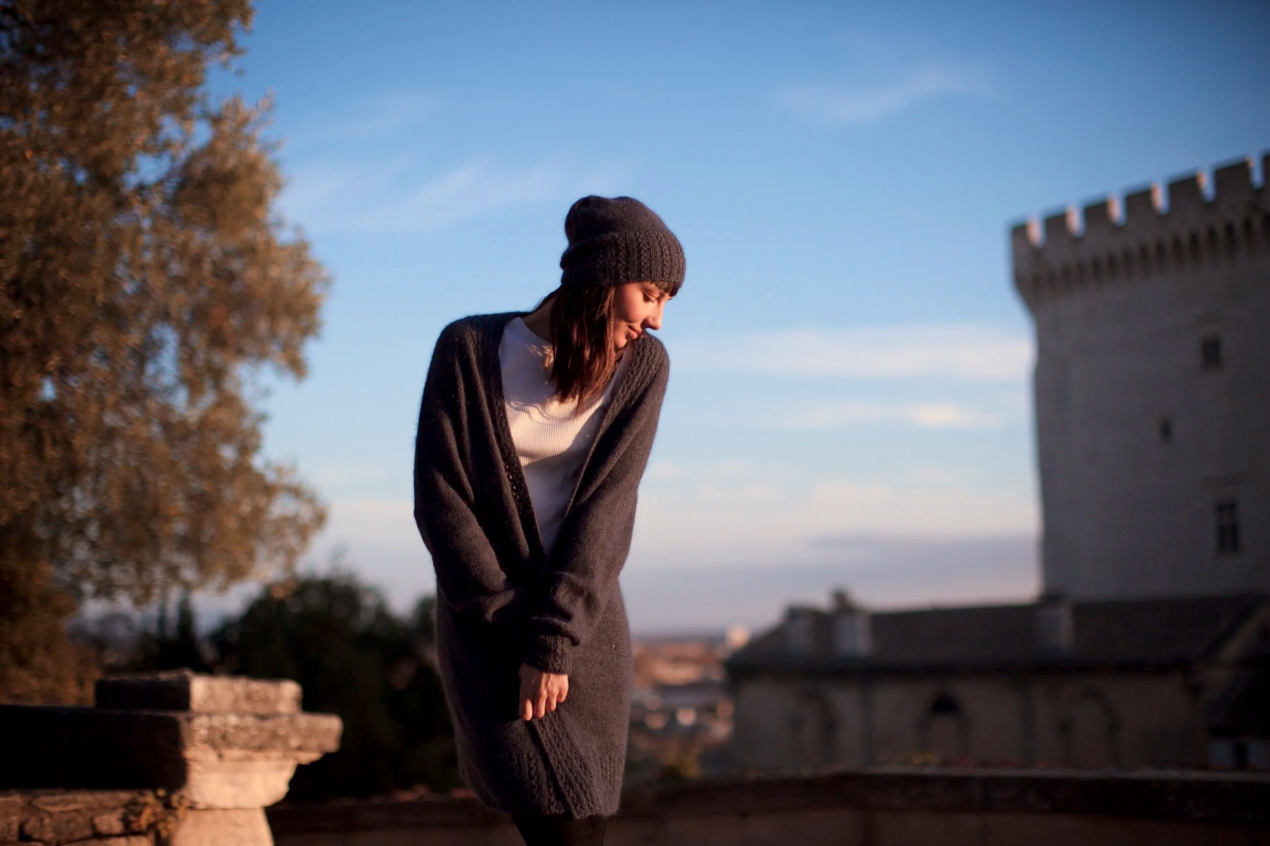  Le cardigan Orageux de Julie avec son bonnet assorti, long avec un joli point dentelle, tricoté avec un fil de mérinos et un fil de mohair et soie  