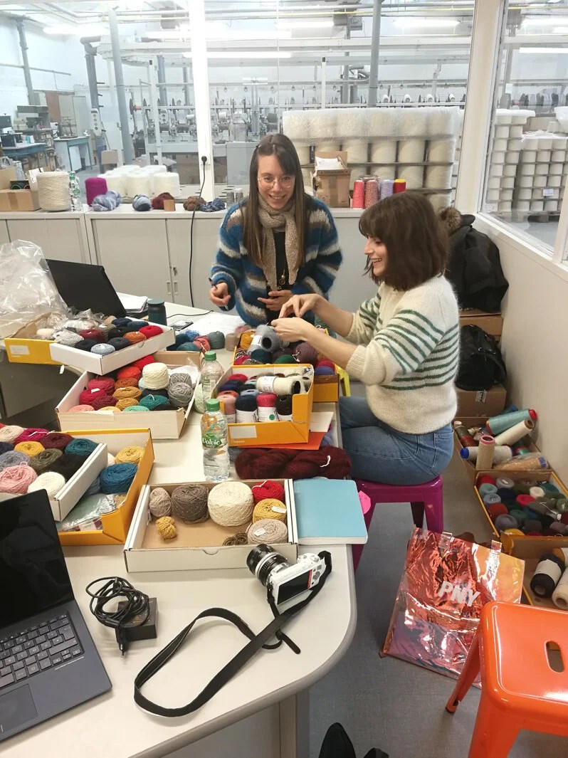   Suzie et moi début 2019 en train de travailler très dur sur le Club Tricot 4 chez Couleurs & Textile   