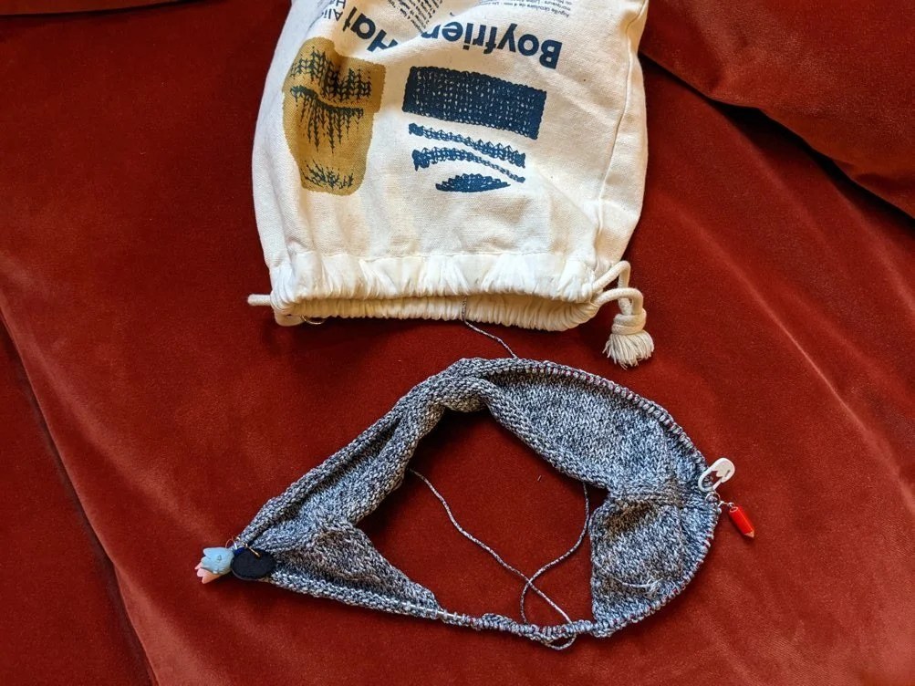  C’est une déformation de fan de fromage mais pour l’instant je l’appelle le crottin parce que la couleur mouchetée ressemble à la surface d’un chèvre cendré… 