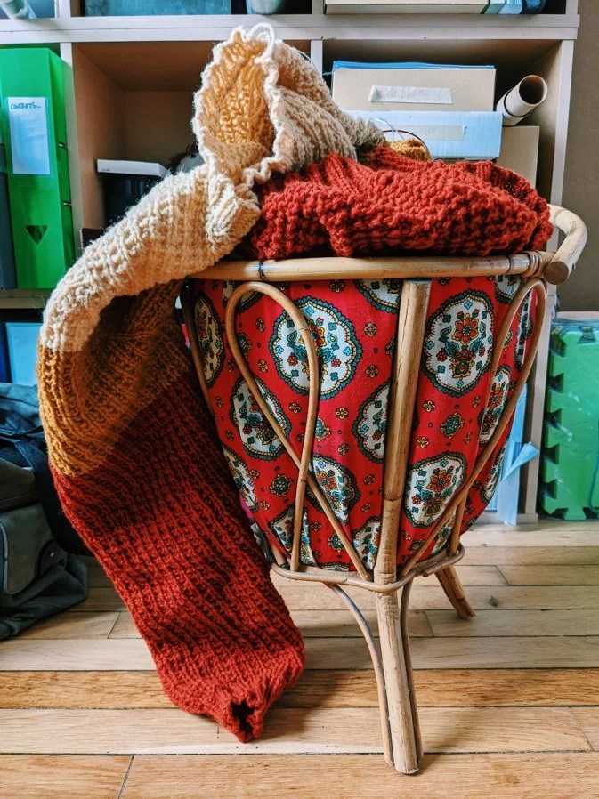  Panier à ouvrages parfaitement assorti à mon intérieur chiné chez Couleur Café, le super lieu qui accueille  les apéros tricot organisés par Cyrielle  ! Le prochain aura lieu le 8 avril et  il reste quelques places  ! 