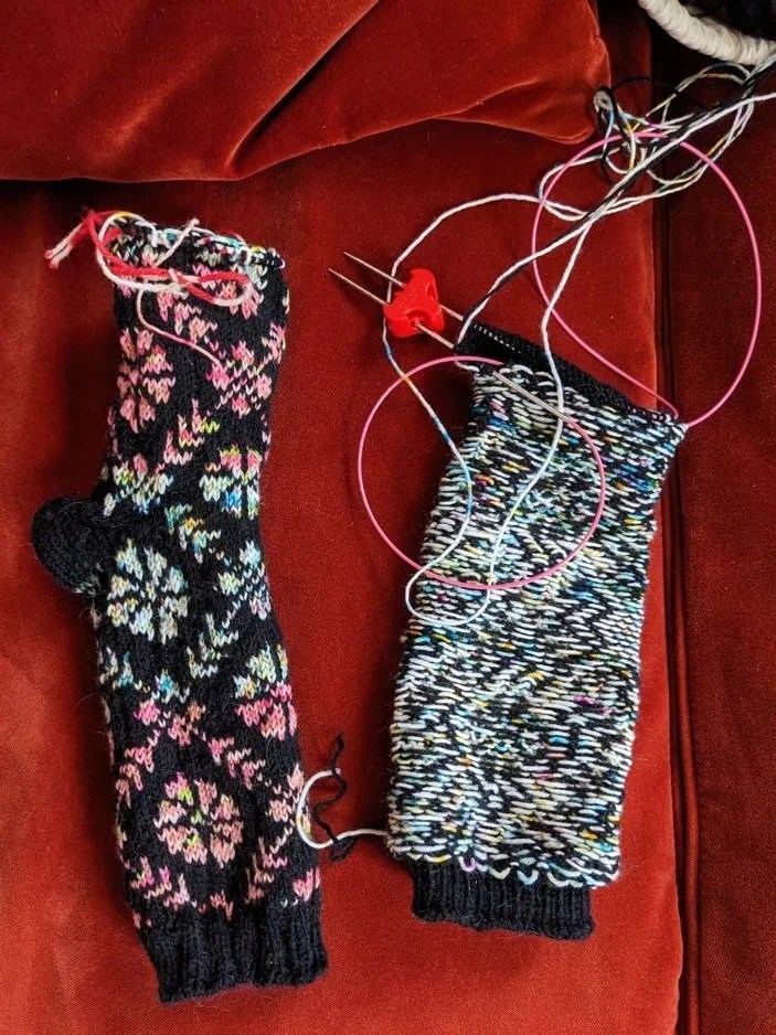  À gauche la chaussette trop petite, à droite la bonne version… 