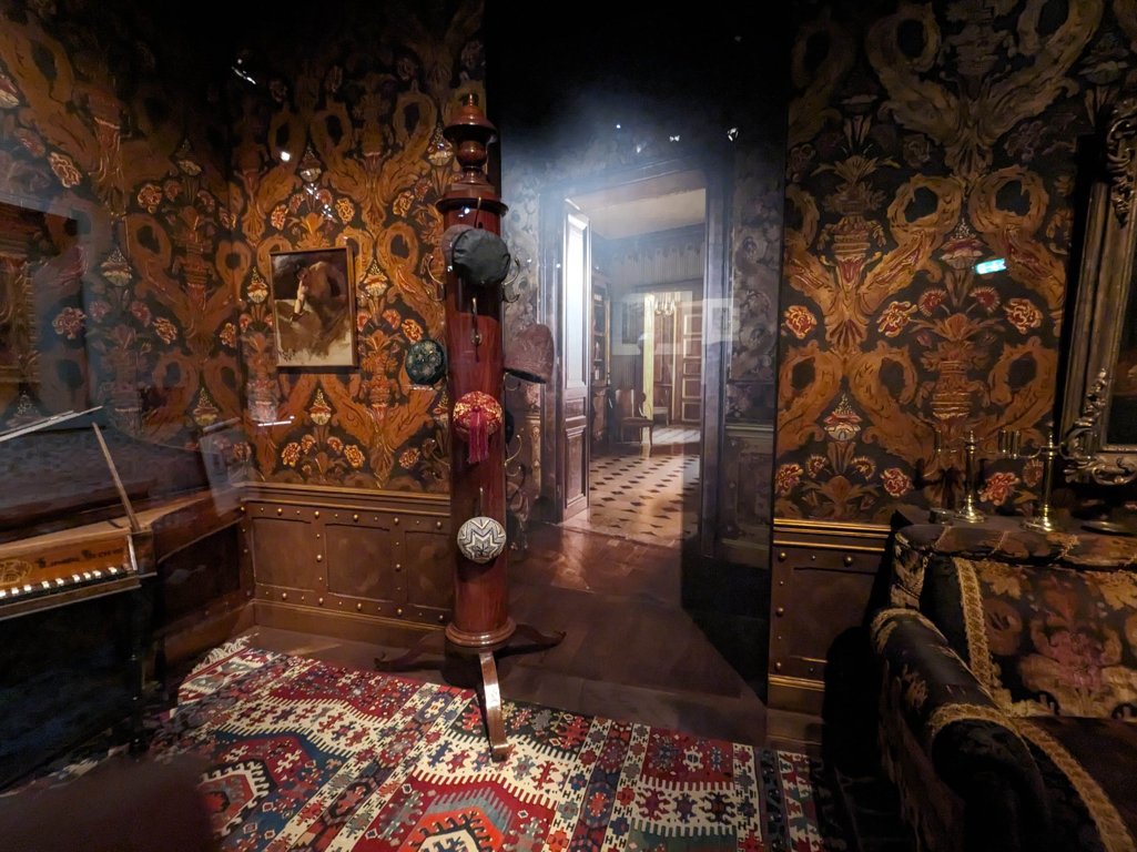  Un bonnet tricoté se cache dans l’image 