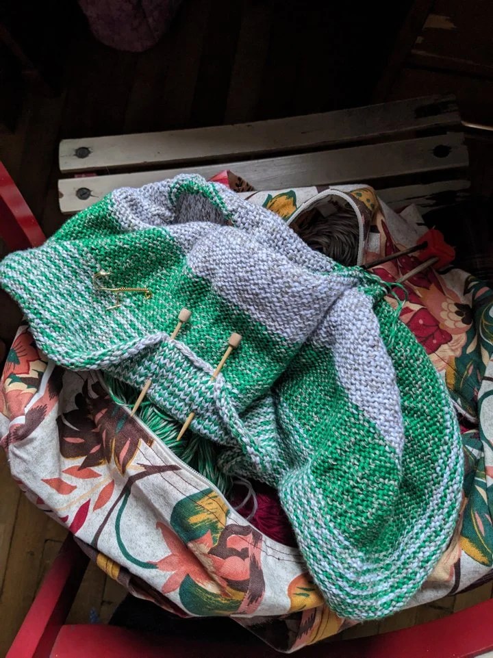  Mon avancée en Bossa-Nova. Les épingles pour vous montrer qu’il y aura un revers décoratif, plié sur l’extérieur avec un bord chaînette que je n’ai pas encore cousu.  