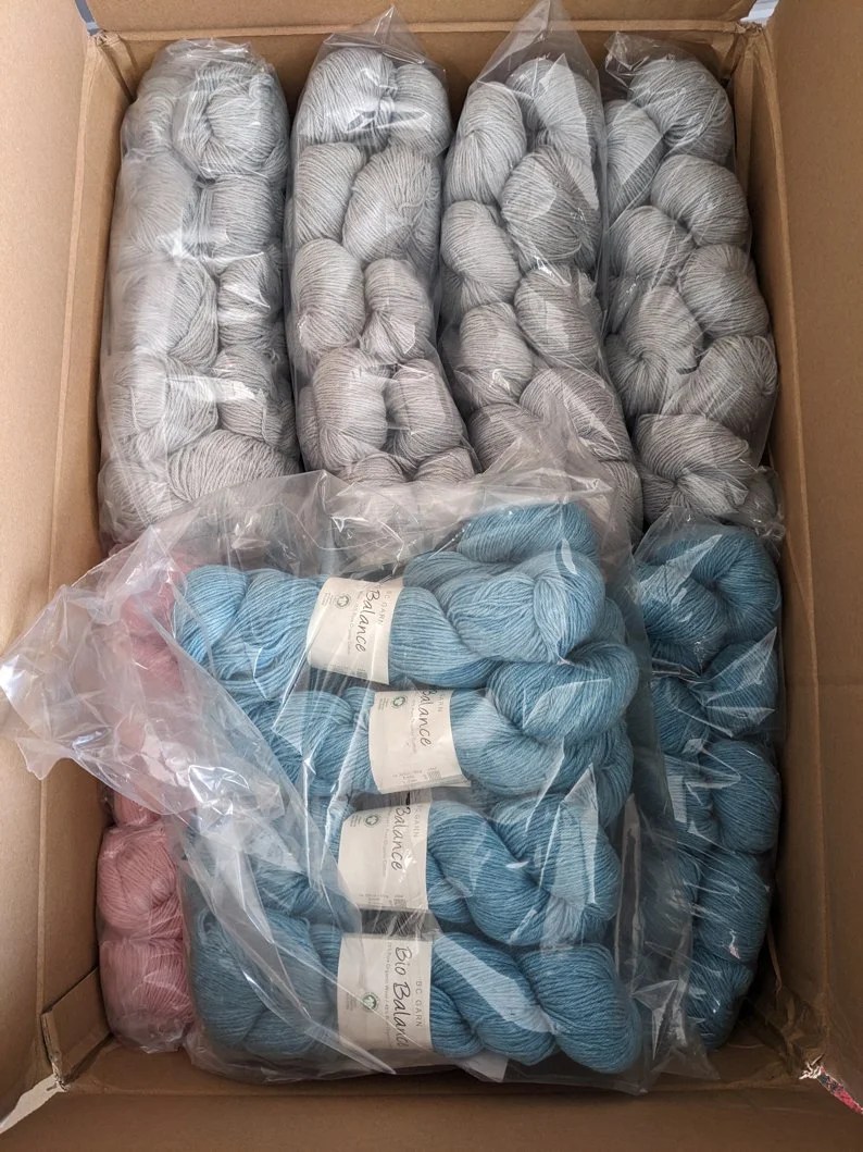  Un écheveau qui va arriver chez vous se cache sûrement dans ce cartons, il y a 5 couches de laine… 