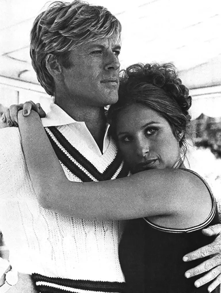  Robert sent toujours bon même quand il joue au tennis en pull 