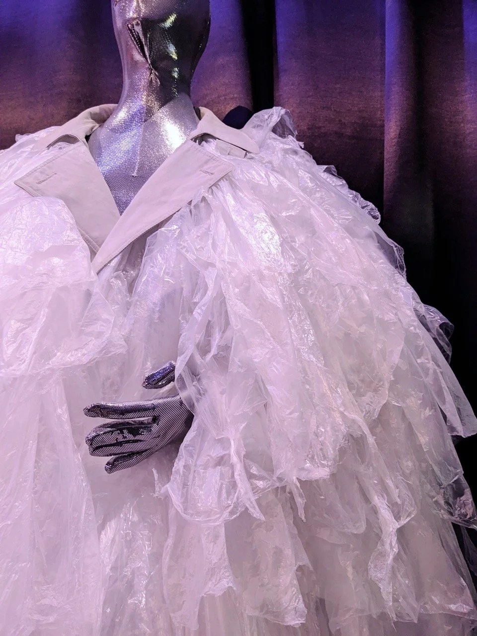  Il y avait une vidéo de cette tenue en sacs plastiques portée en action , ça rend fabuleusement bien quand tous les plastiques volent !  