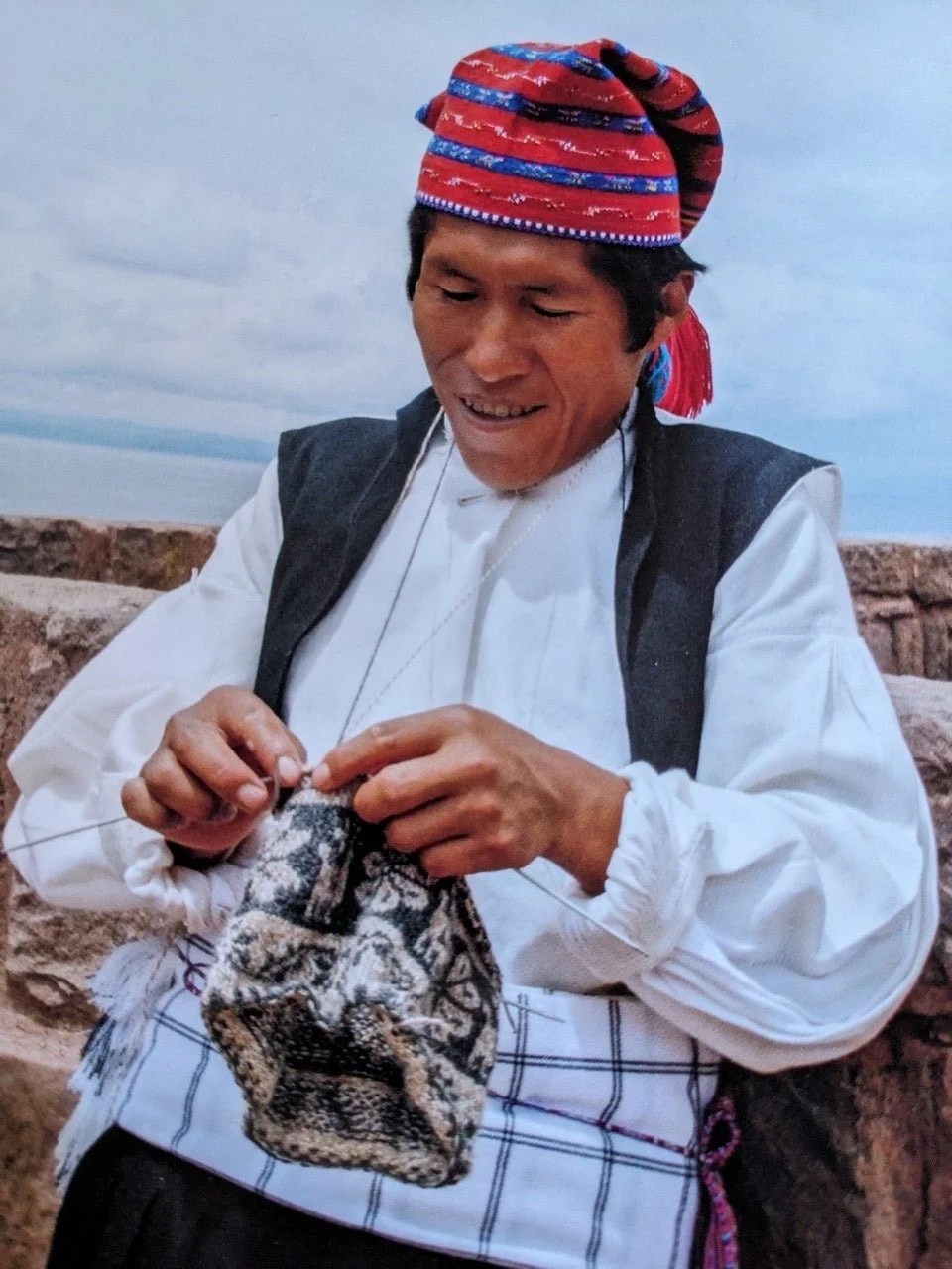  Notre tricoteur péruvien, il tricote comme moi !! 