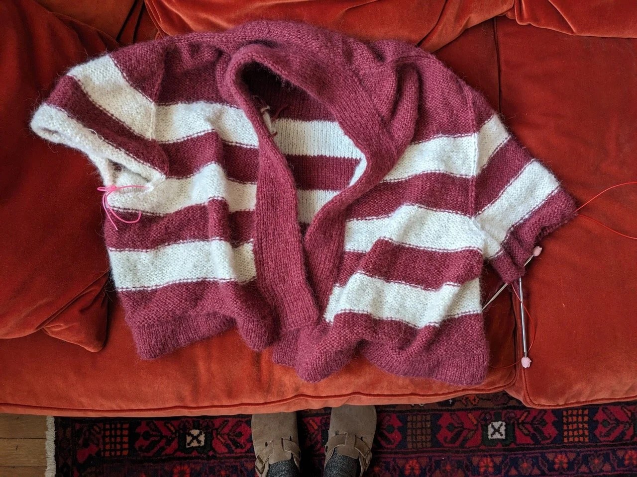   Je me suis demandé pendant tout le tricotage de la bordure «&nbsp;mais pourquoi m’infligé-je de répéter le même geste encore et encore et de retourner et de recommencer&nbsp;» avant de conclure qu’en fait ça me détend.  