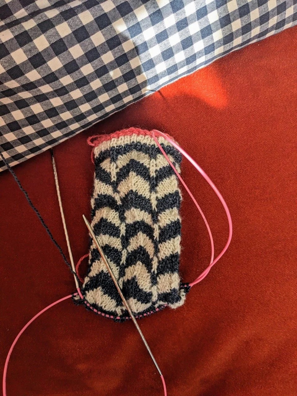   Je n’ai pas encore défait le fil provisoire de mon montage tubulaire parce que j’aime bien le contraste. Je pense que je vais tricoter les talons en rose.  