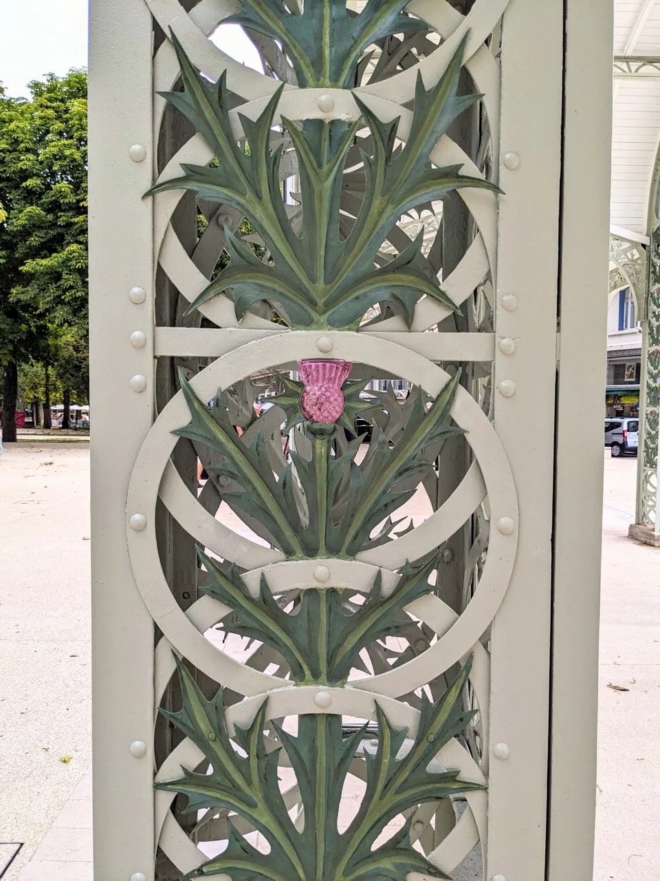   Je ponctue ce récit de problèmes informatiques assommants par une photo d’un montant de la promenade couverte du Parc des Sources de Vichy, fraîchement rénové, qui me réjouit.  