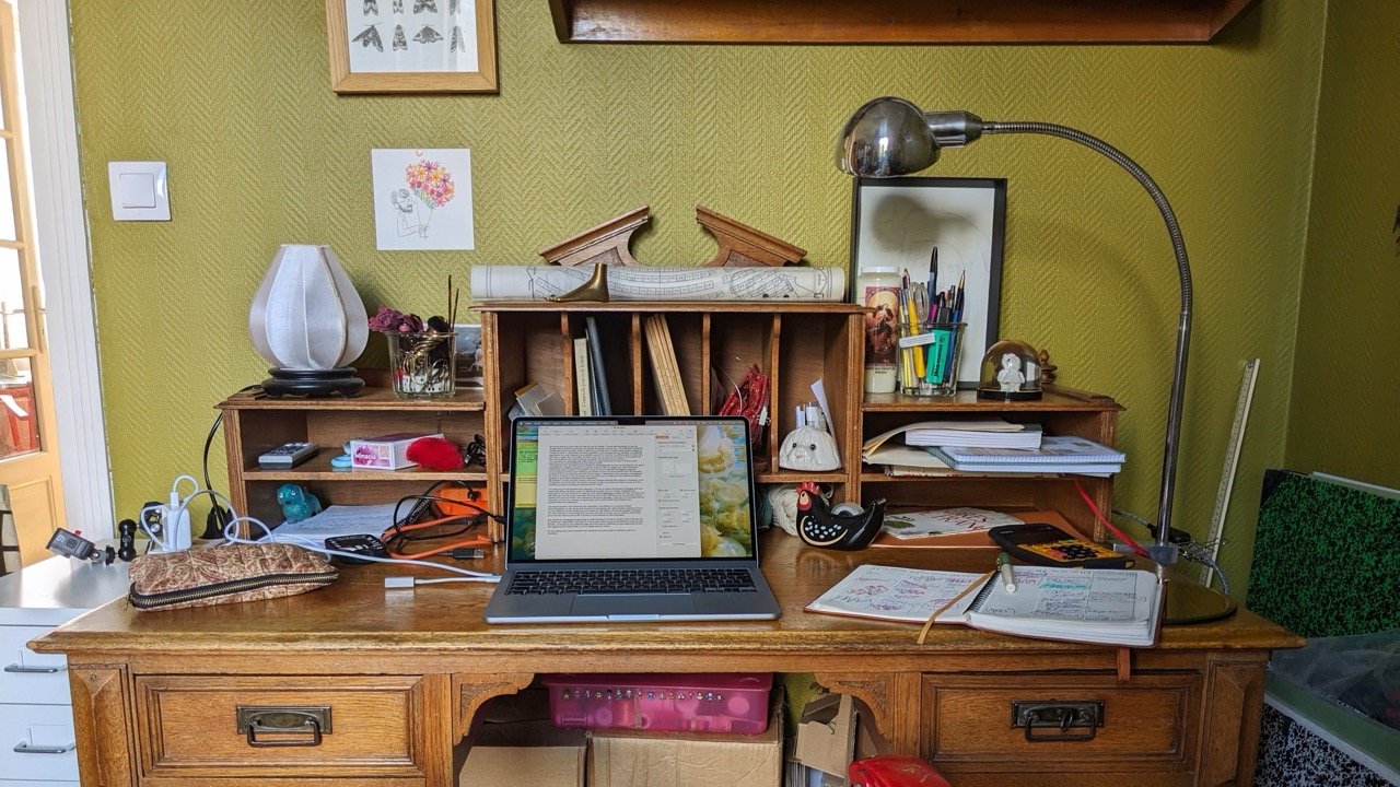   Le nouveau bureau, déjà en bordel, on ne se refait pas.  