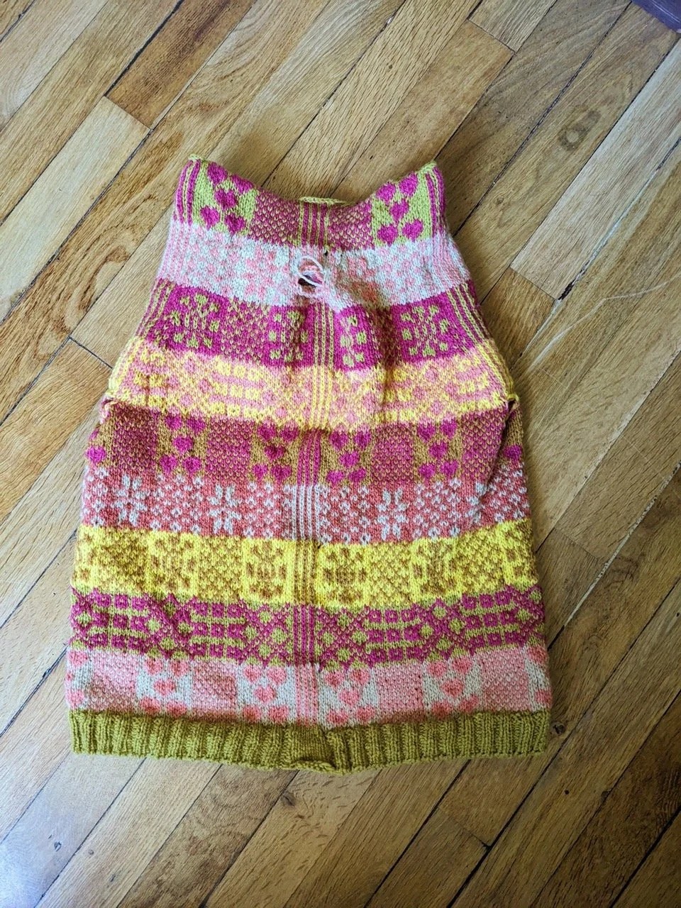  Avant découpage ça ressemble à une cagoule pour lutin des îles Shetland… 