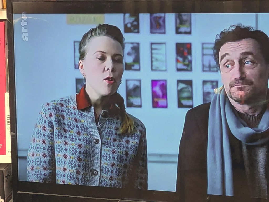 Un beau tricot de série et de la lecture un peu&nbsp;girly