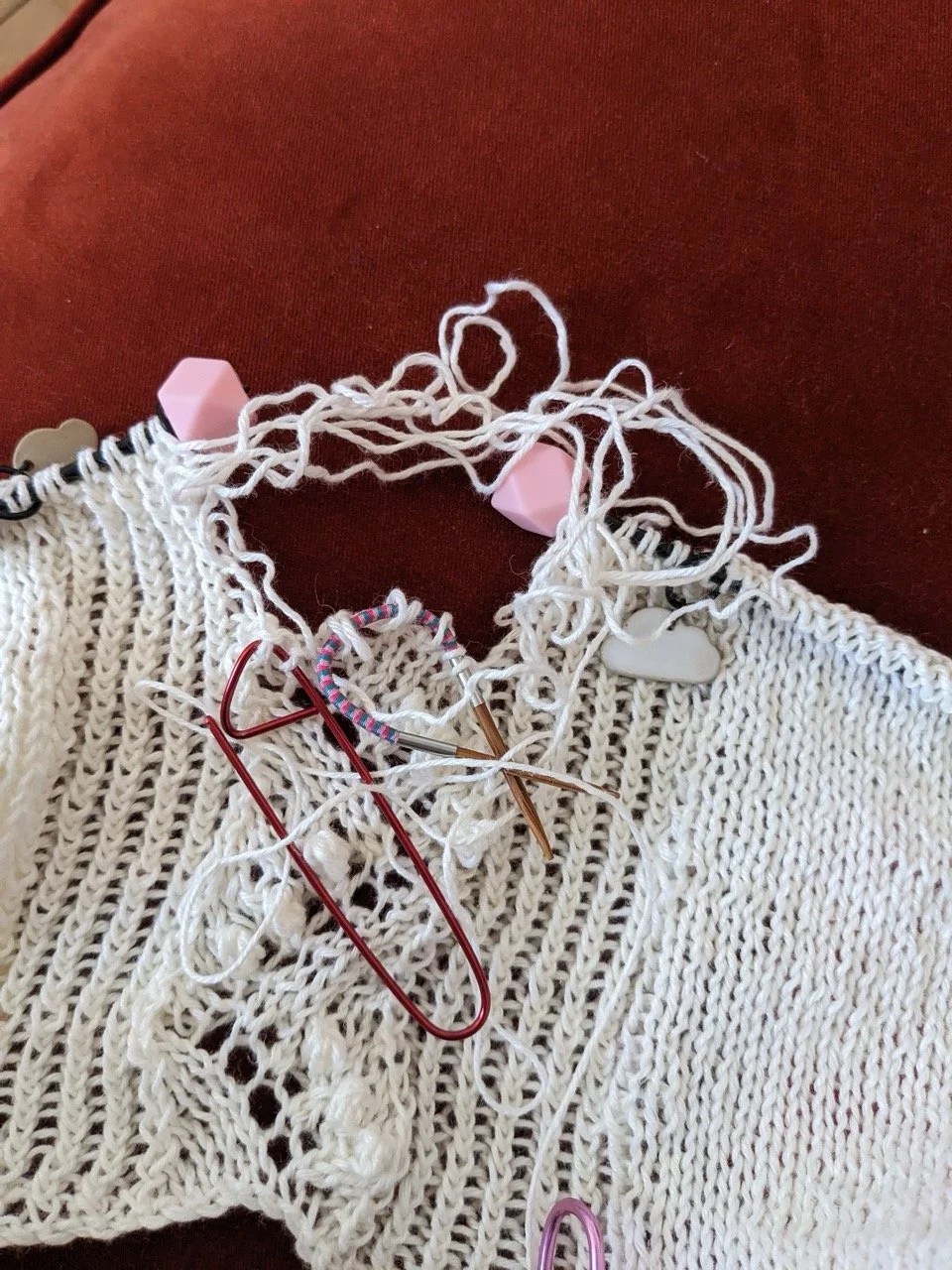   CâÃ©tait un grand jour pour mon Floux / Flix / Floups, je ne me souviens mÃªme plus de son nom, ce petit accessoire colorÃ© quâon a tous voulu quand il est sorti, qui se tord dans tous les sens et dont je nâavais jamais compris lâintÃ©rÃªtâ¦ Il mâa tenu des mailles !  