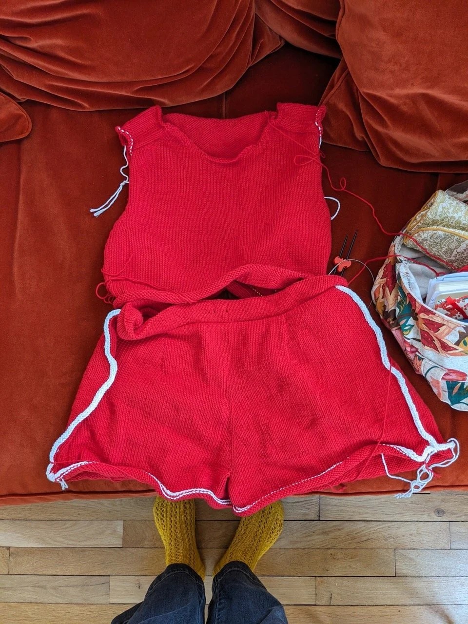  Presque prête pour jouer à Jeanne et Serge (je vais devoir faire la même tenue pour Arnaud) 