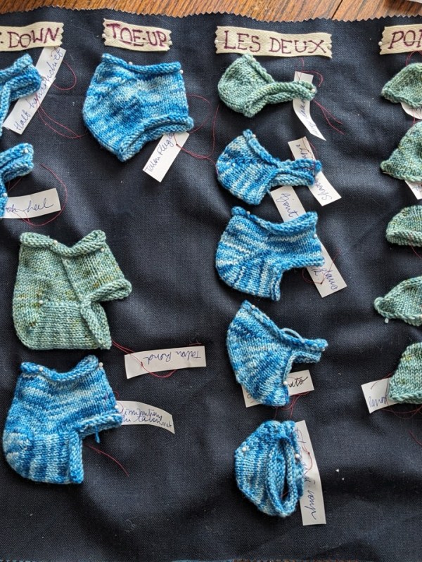 Du tricot en sandwich et des mini-chaussettes (in English&nbsp;below)